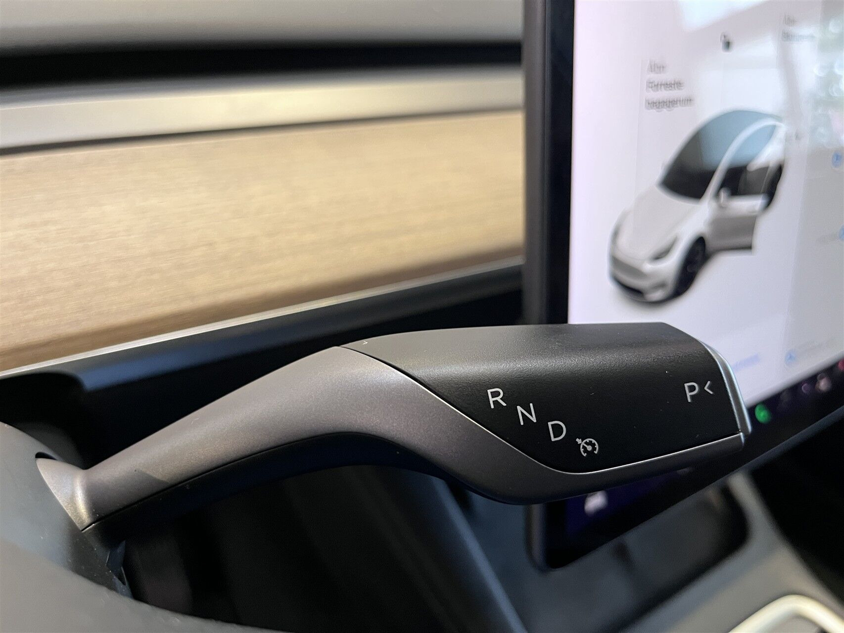 Hvid Tesla Model Y fra 2023