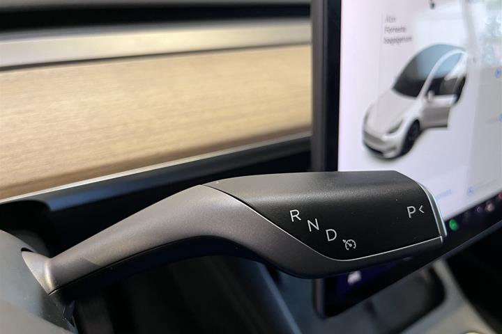 Hvid Tesla Model Y fra 2023