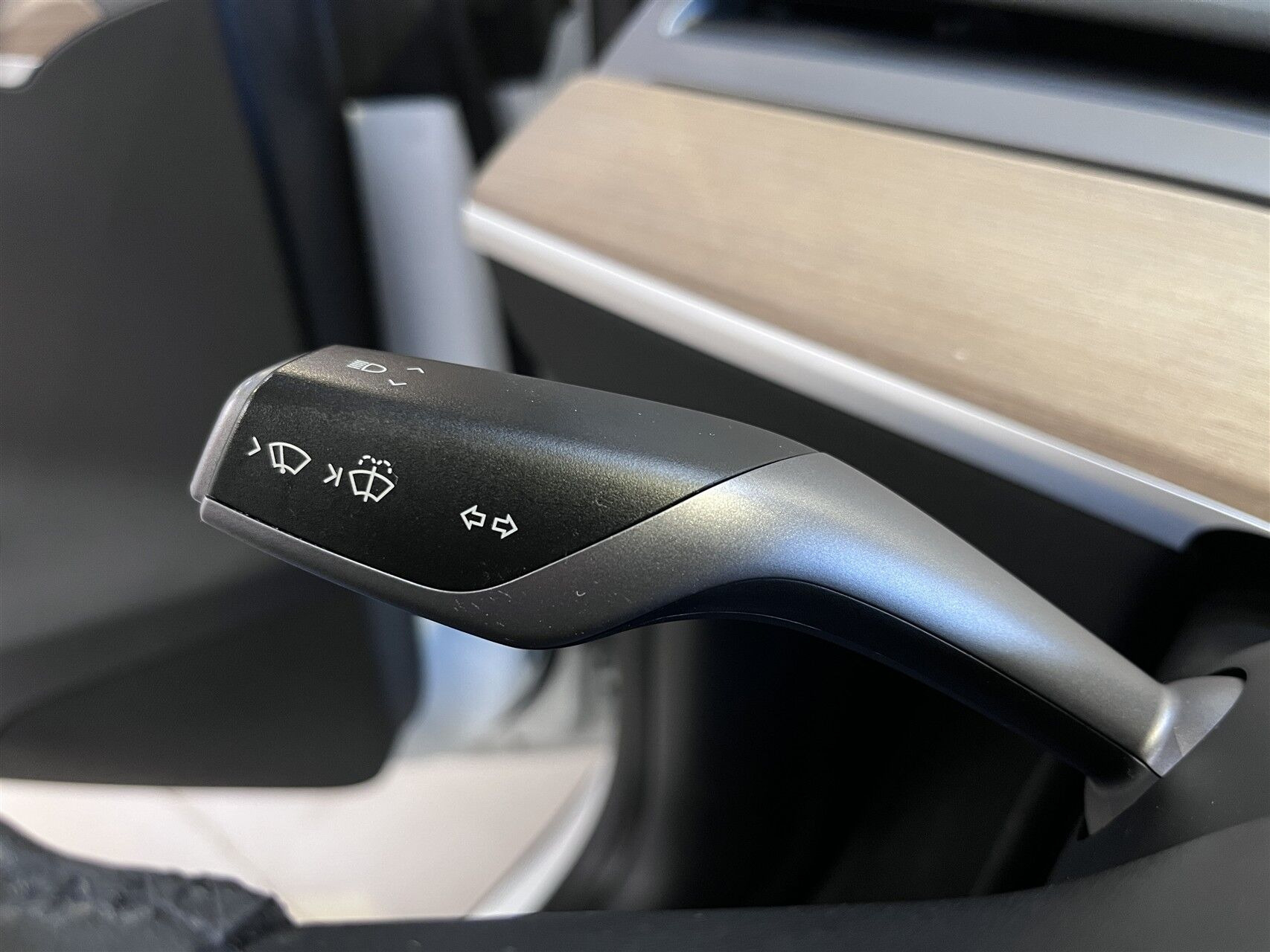 Hvid Tesla Model Y fra 2023