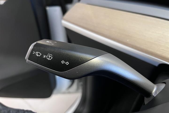 Hvid Tesla Model Y fra 2023