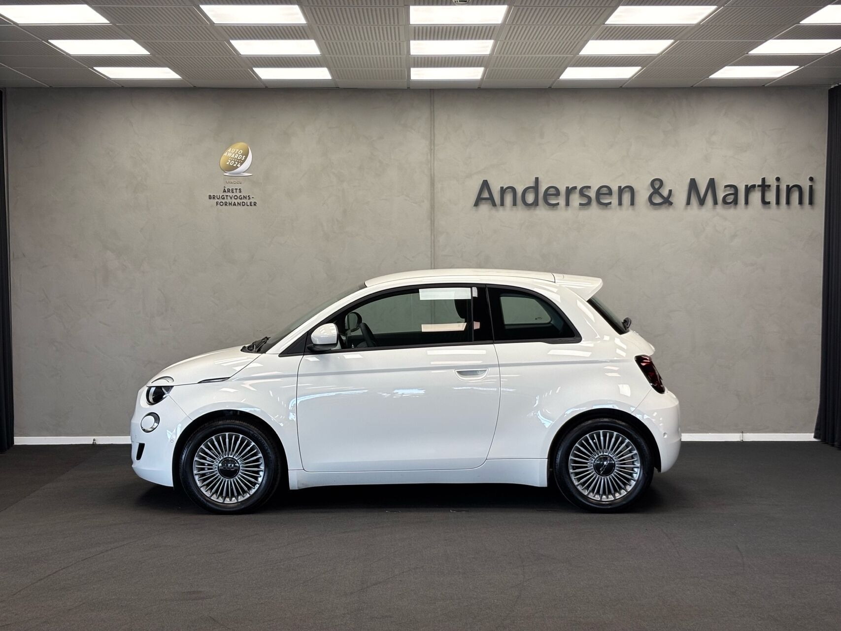 Hvid Fiat 500e fra 2023