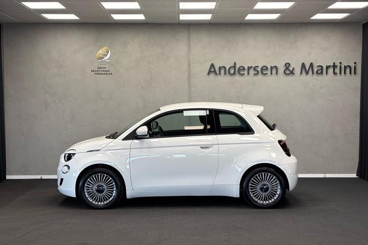 Hvid Fiat 500e fra 2023