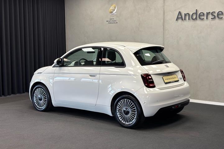 Hvid Fiat 500e fra 2023