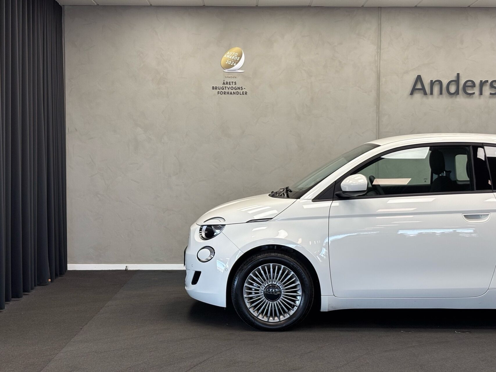 Hvid Fiat 500e fra 2023