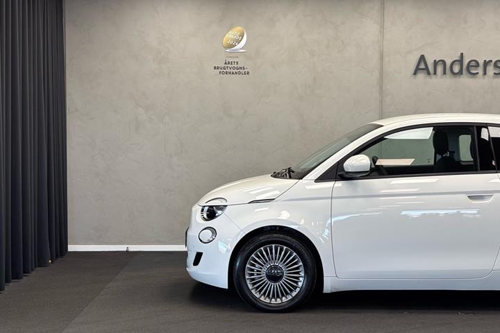 Hvid Fiat 500e fra 2023