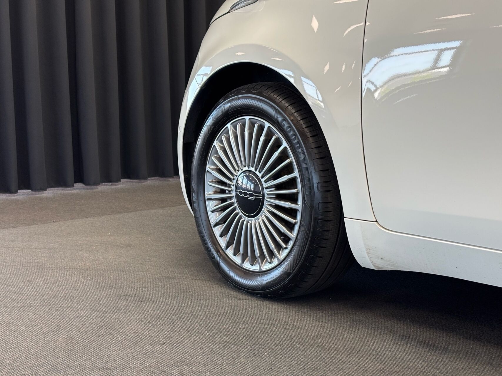 Hvid Fiat 500e fra 2023