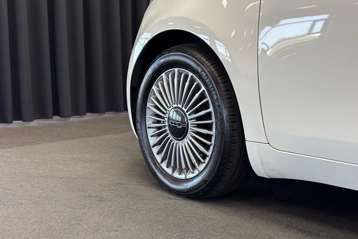 Hvid Fiat 500e fra 2023