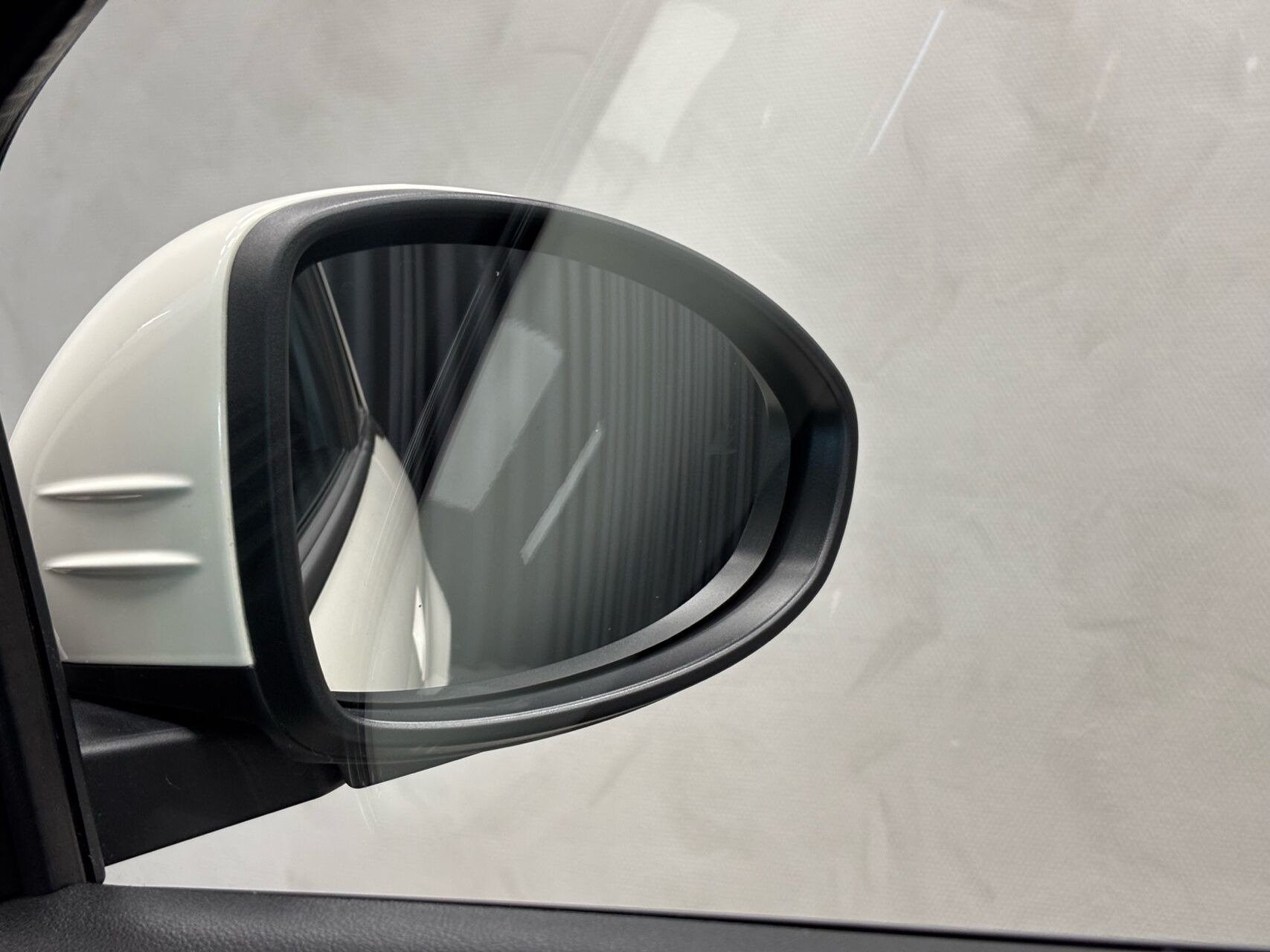 Hvid Fiat 500e fra 2023