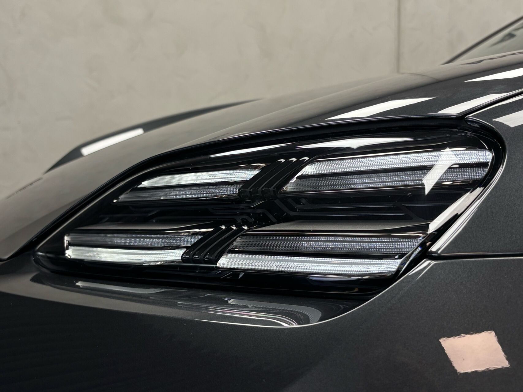 Grå Porsche Macan fra 2024
