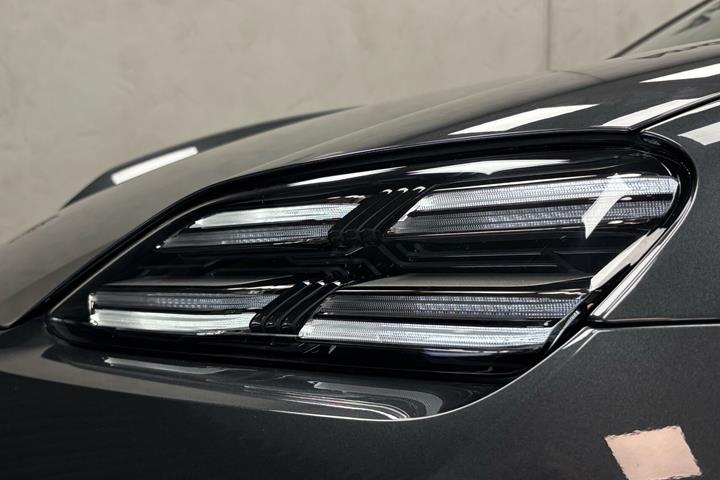 Grå Porsche Macan fra 2024