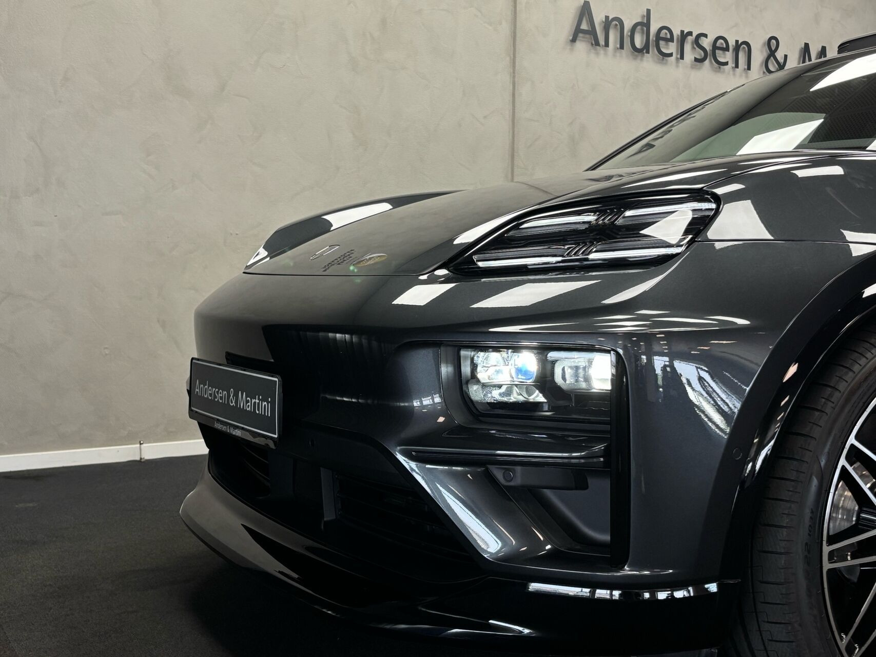 Grå Porsche Macan fra 2024
