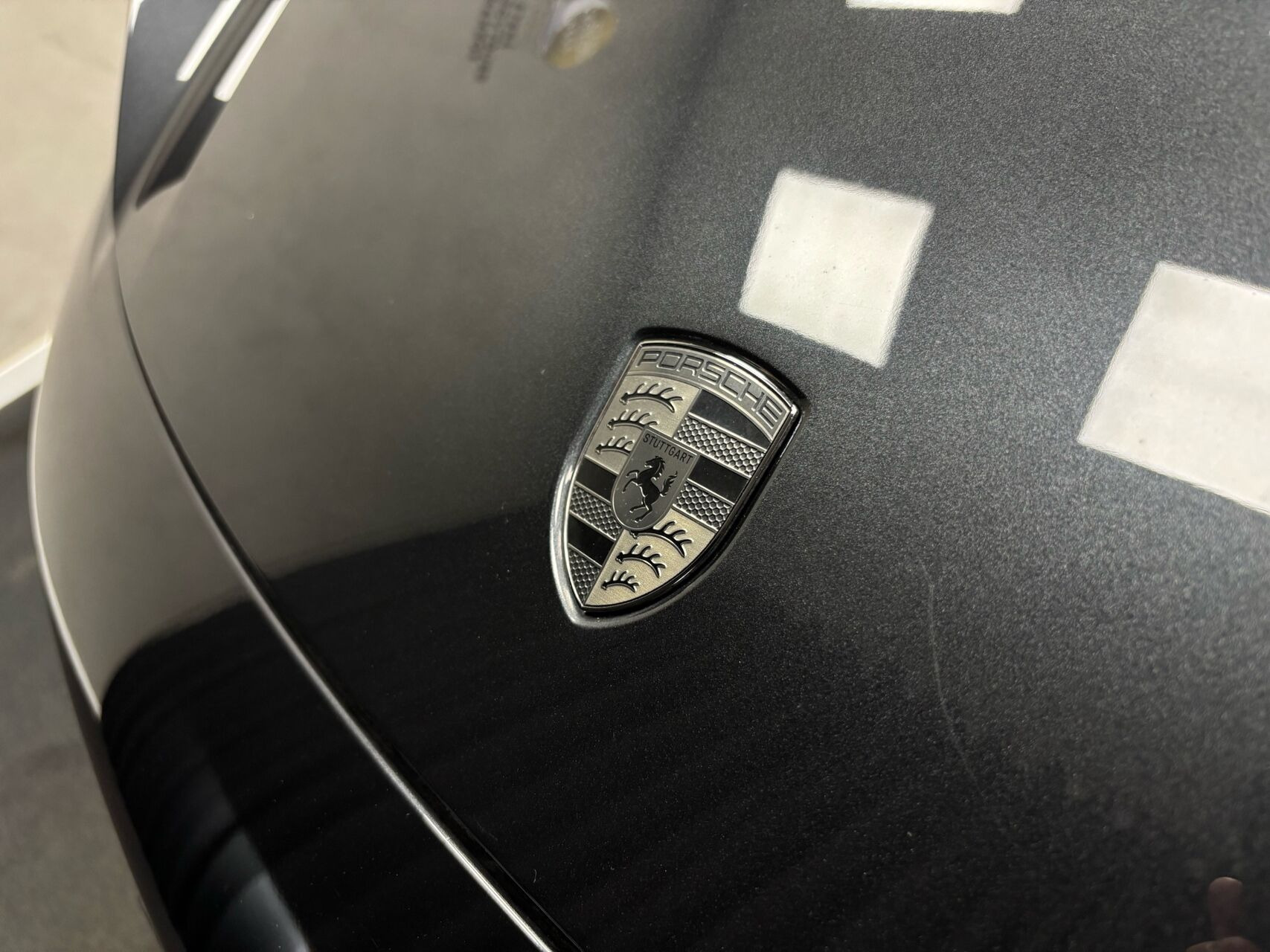 Grå Porsche Macan fra 2024