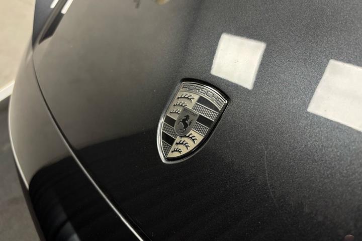 Grå Porsche Macan fra 2024