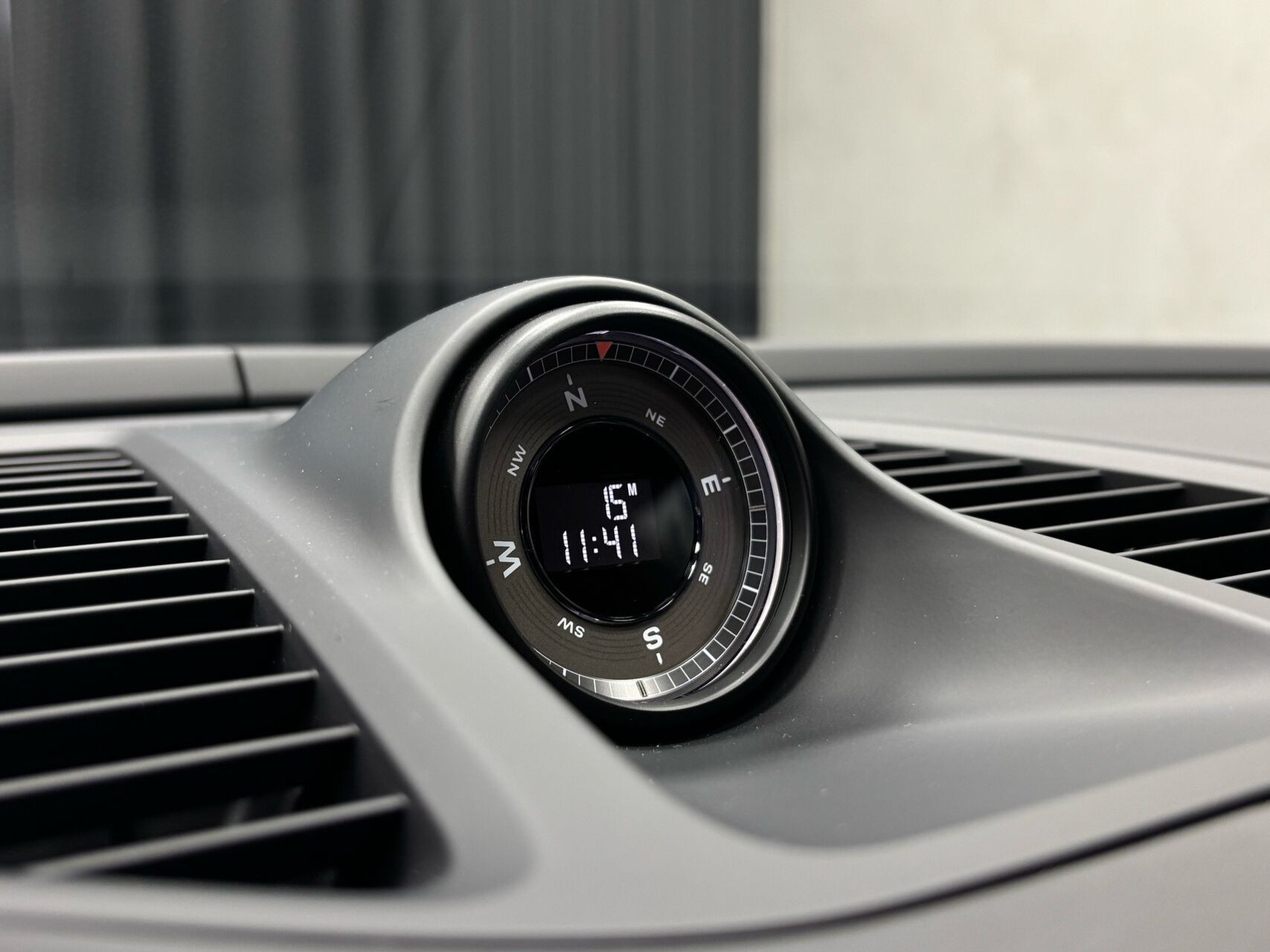 Grå Porsche Macan fra 2024