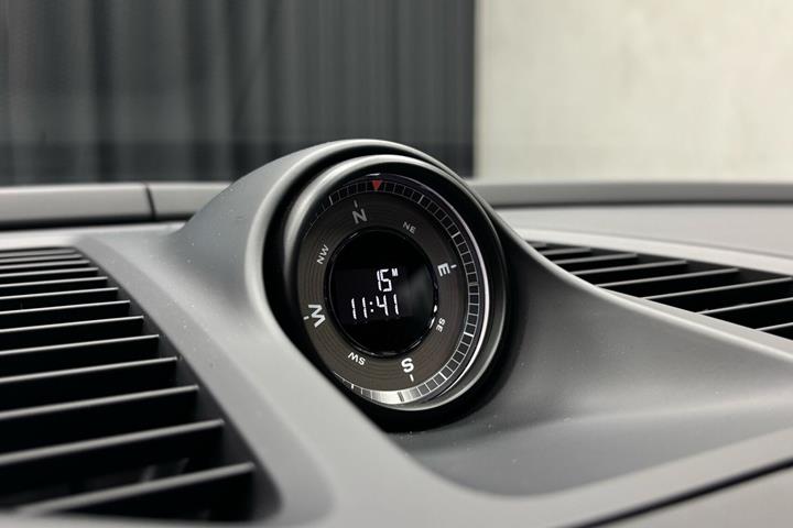 Grå Porsche Macan fra 2024
