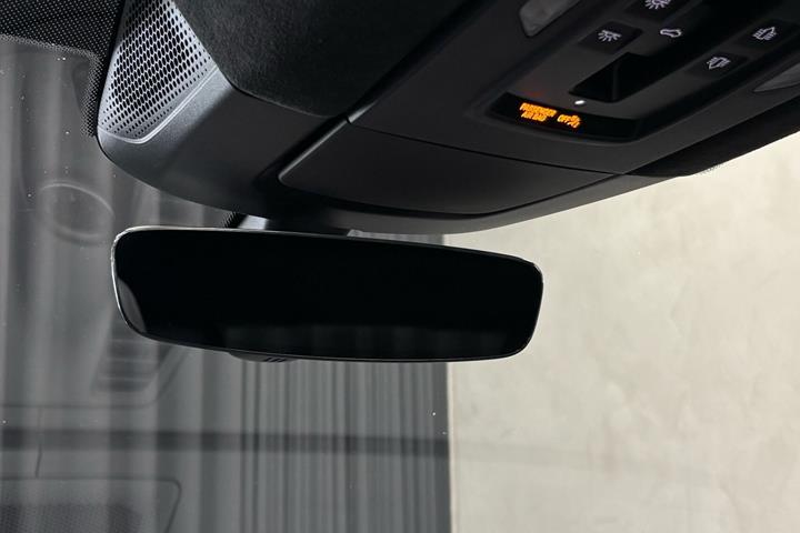 Grå Porsche Macan fra 2024