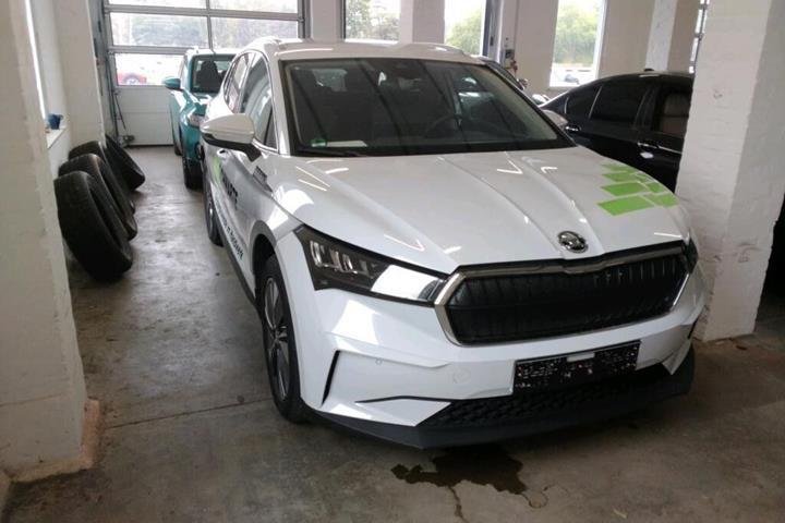 Hvid Skoda Enyaq fra 2024