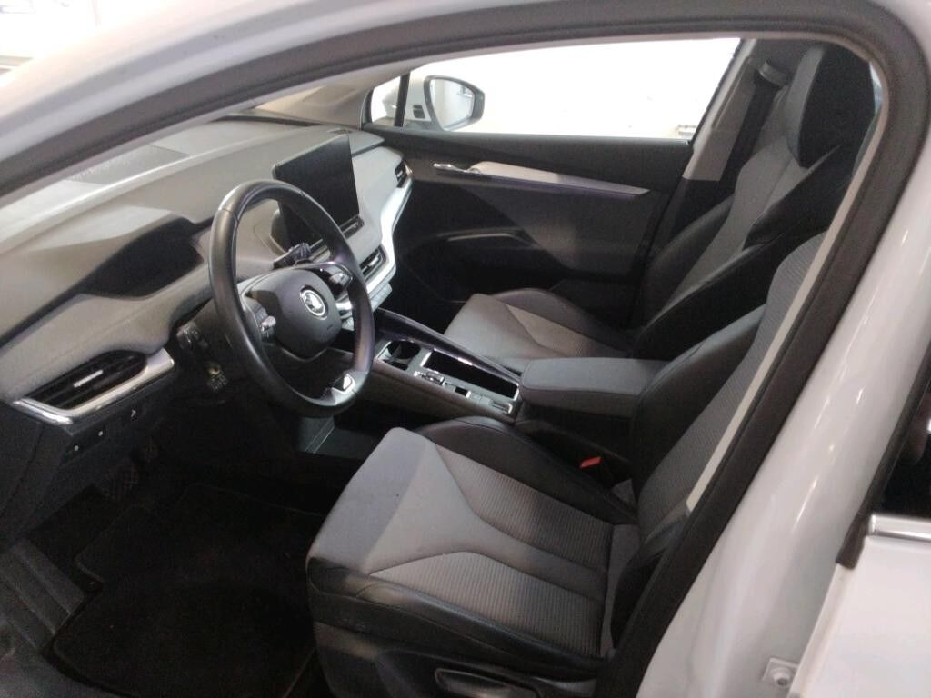 Hvid Skoda Enyaq fra 2024