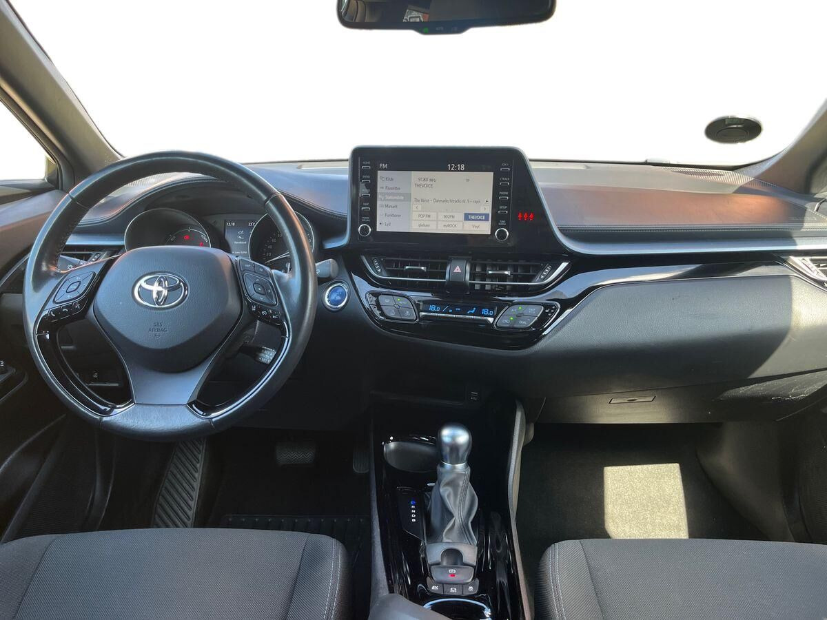 Hvid Toyota C-HR fra 2021