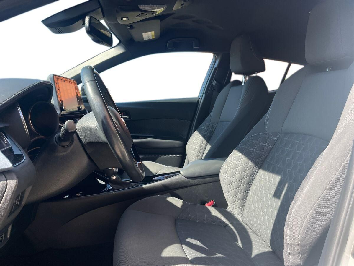 Hvid Toyota C-HR fra 2021