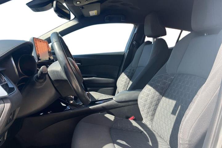 Hvid Toyota C-HR fra 2021