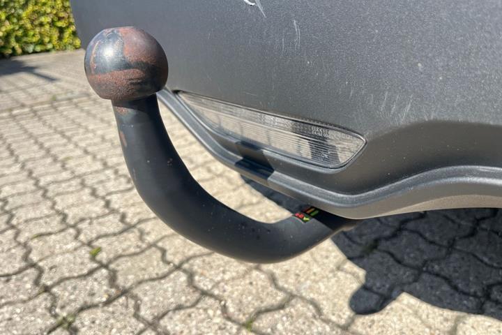Hvid Toyota C-HR fra 2021