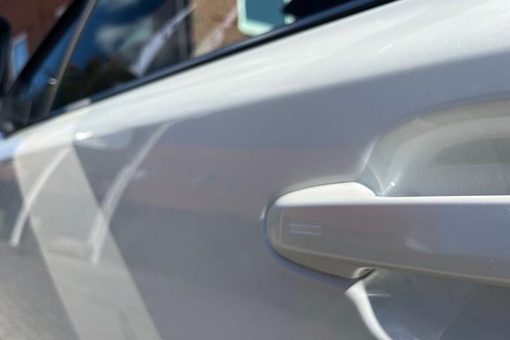 Hvid Toyota C-HR fra 2021