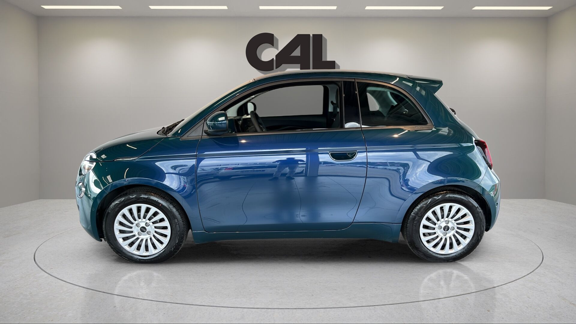 Blå Fiat 500e fra 2023