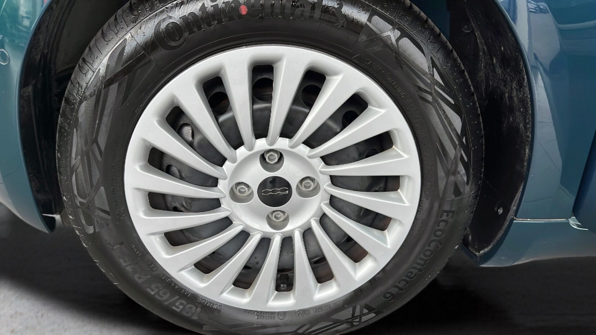 Blå Fiat 500e fra 2023
