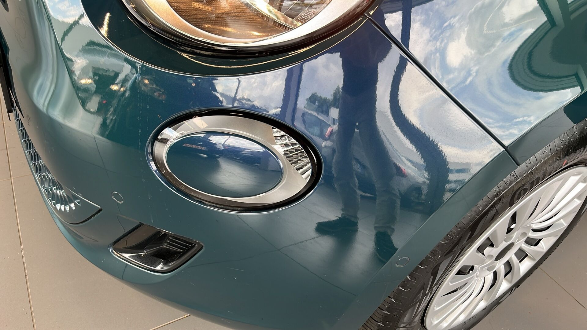 Blå Fiat 500e fra 2023