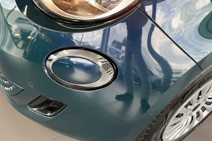 Blå Fiat 500e fra 2023