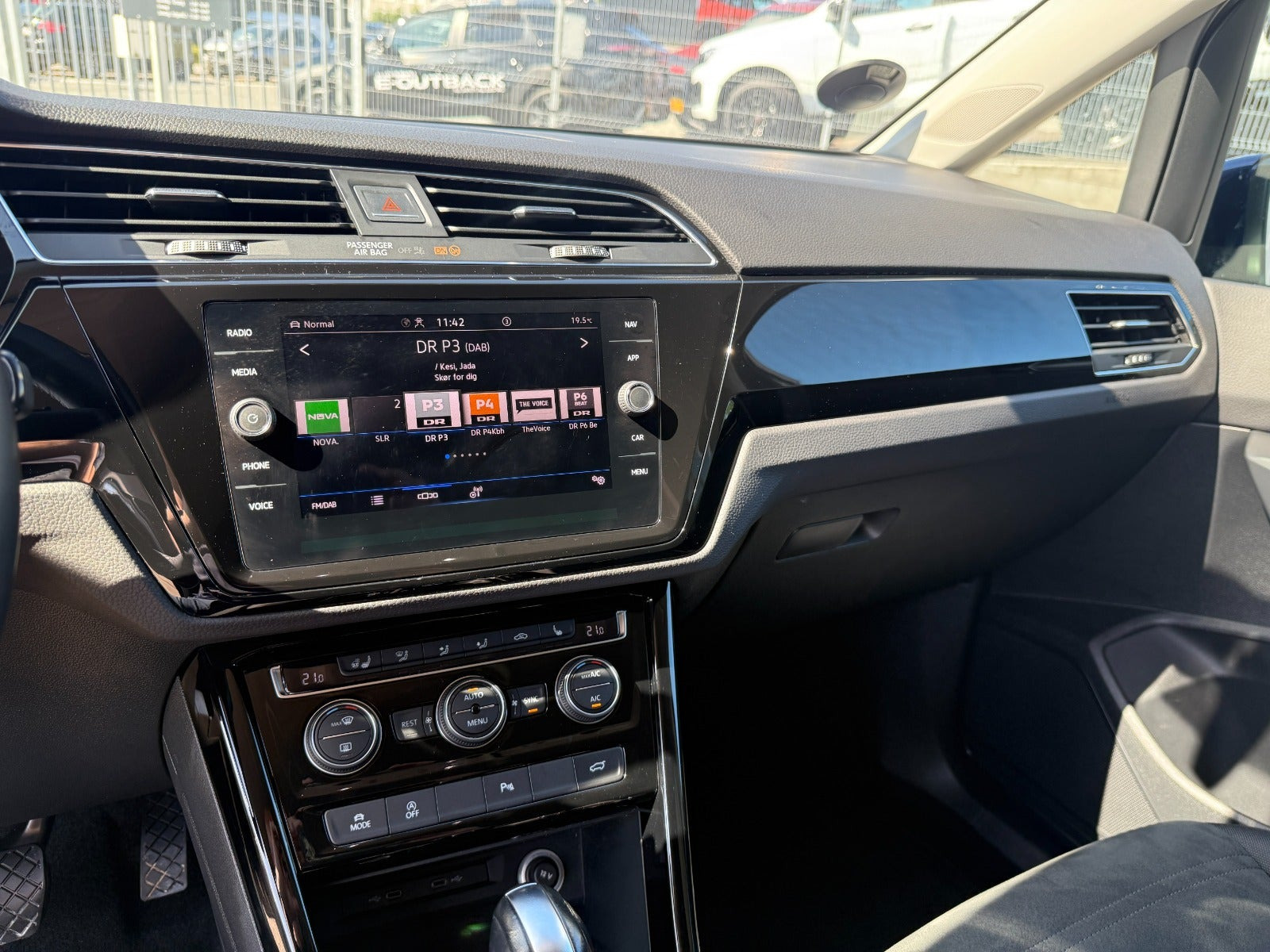 Blå VW Touran fra 2021