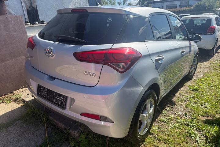 Sølv Hyundai i20 fra 2016