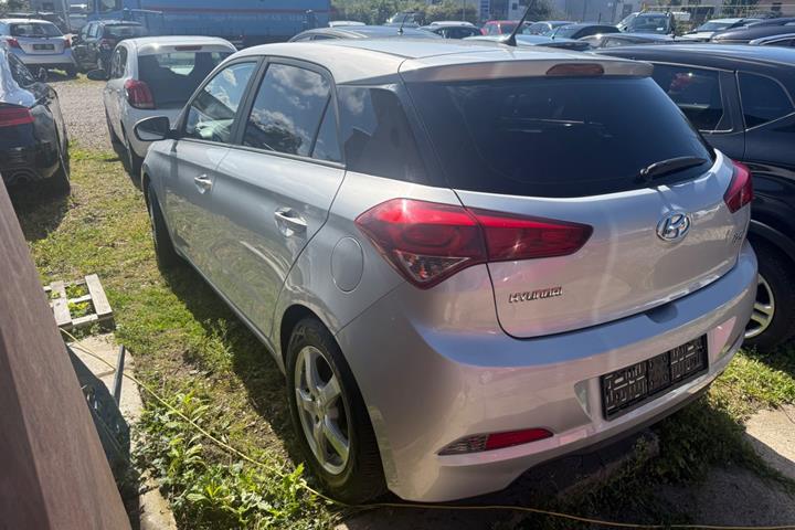 Sølv Hyundai i20 fra 2016