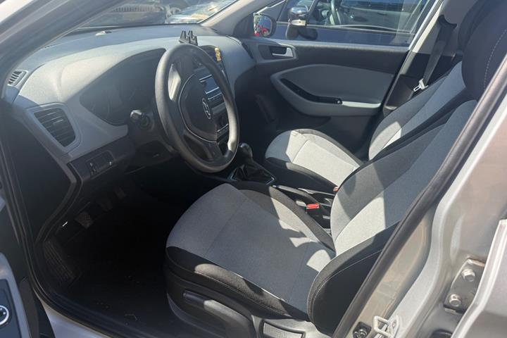 Sølv Hyundai i20 fra 2016