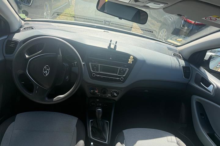 Sølv Hyundai i20 fra 2016