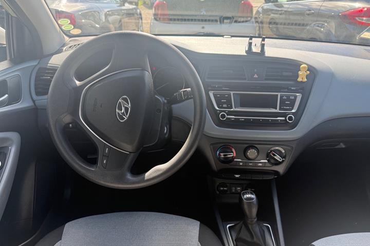 Sølv Hyundai i20 fra 2016
