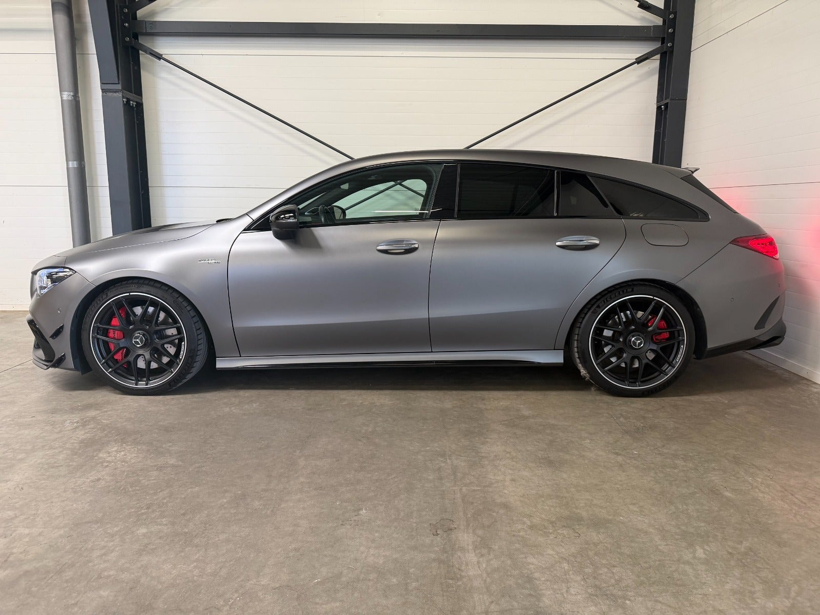Grå Mercedes CLA45 fra 2021