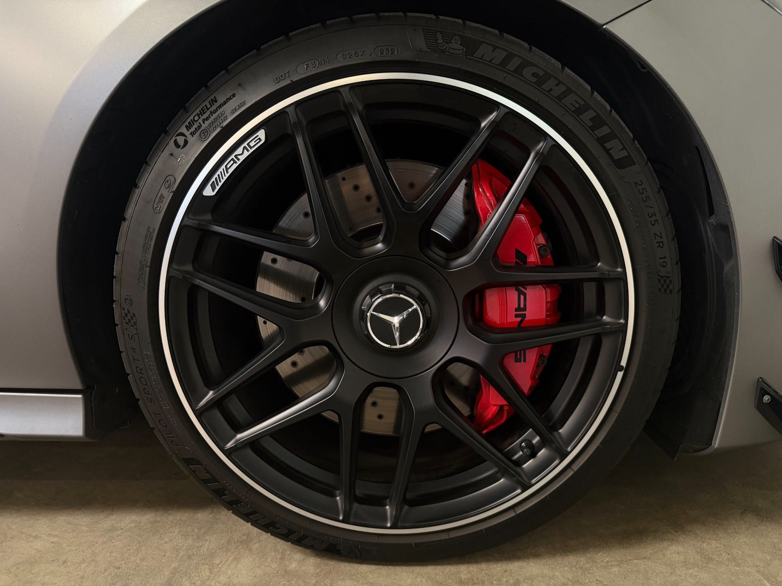 Grå Mercedes CLA45 fra 2021