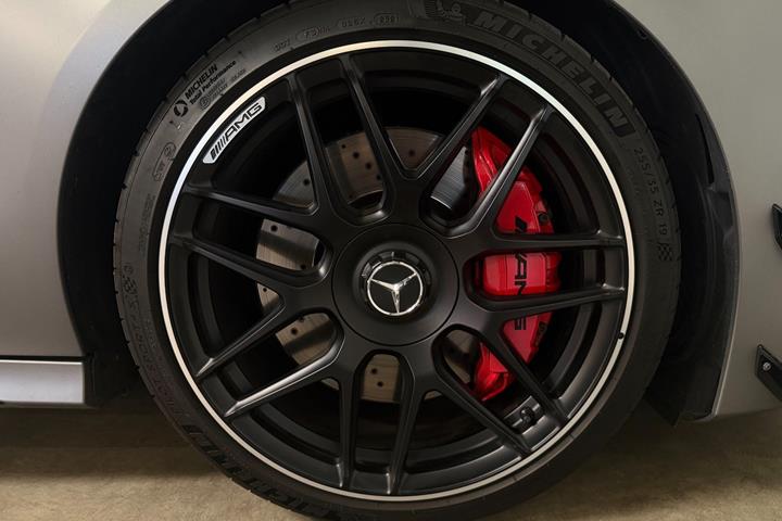 Grå Mercedes CLA45 fra 2021