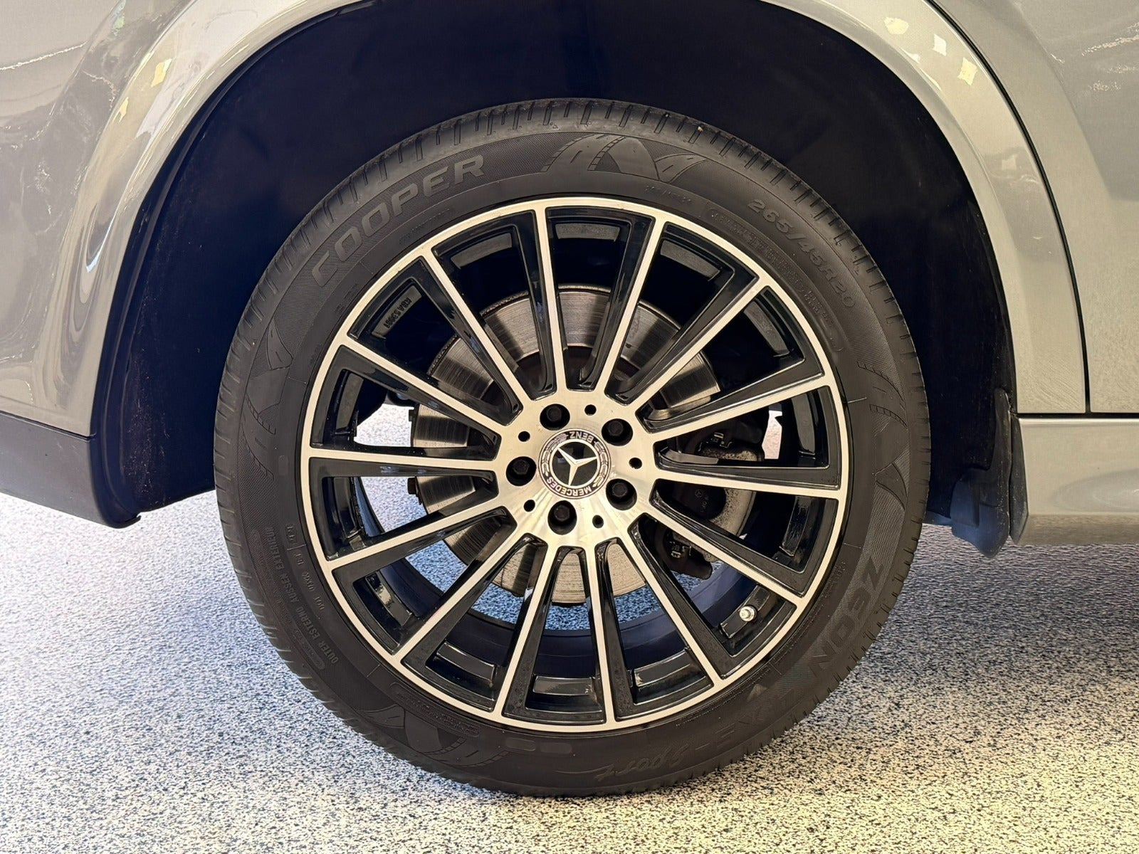 Sølv Mercedes GLE350 d fra 2019