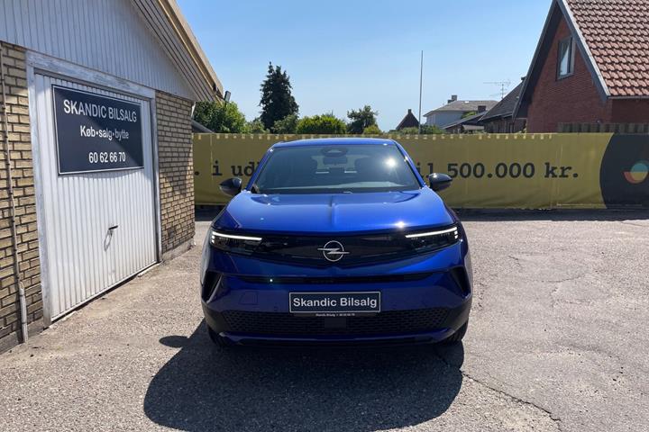 Blå Opel Mokka-e fra 2025