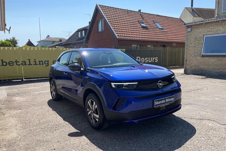Blå Opel Mokka-e fra 2025