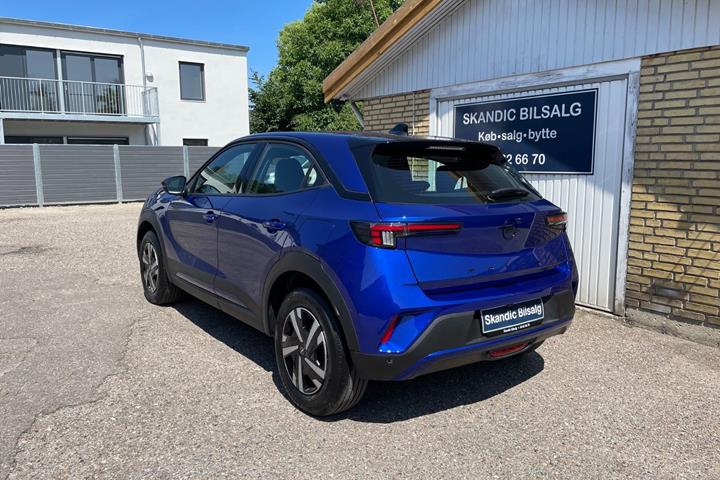 Blå Opel Mokka-e fra 2025