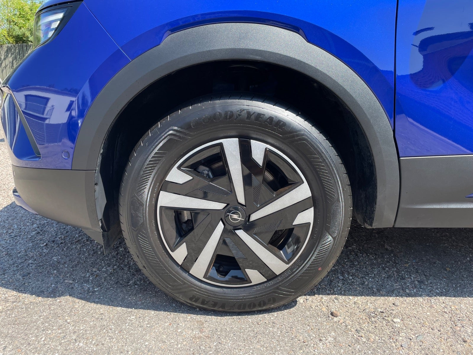 Blå Opel Mokka-e fra 2025