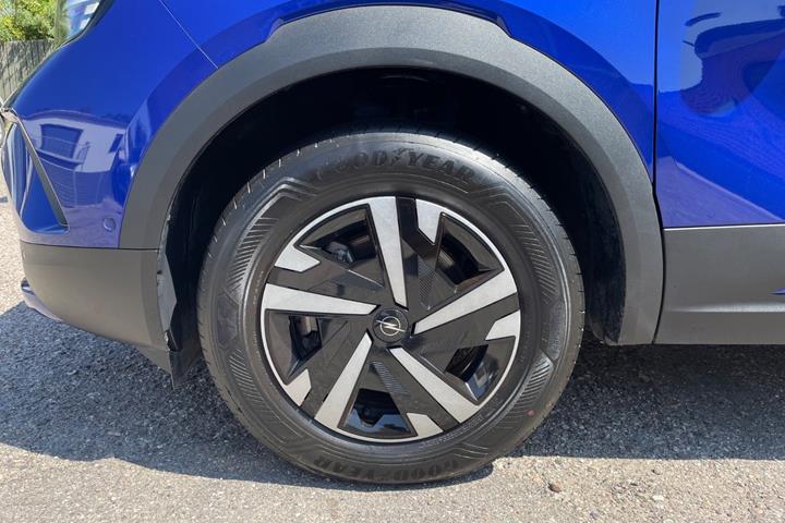 Blå Opel Mokka-e fra 2025