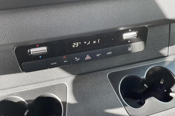 Hvid Mercedes Sprinter 317 fra 2023