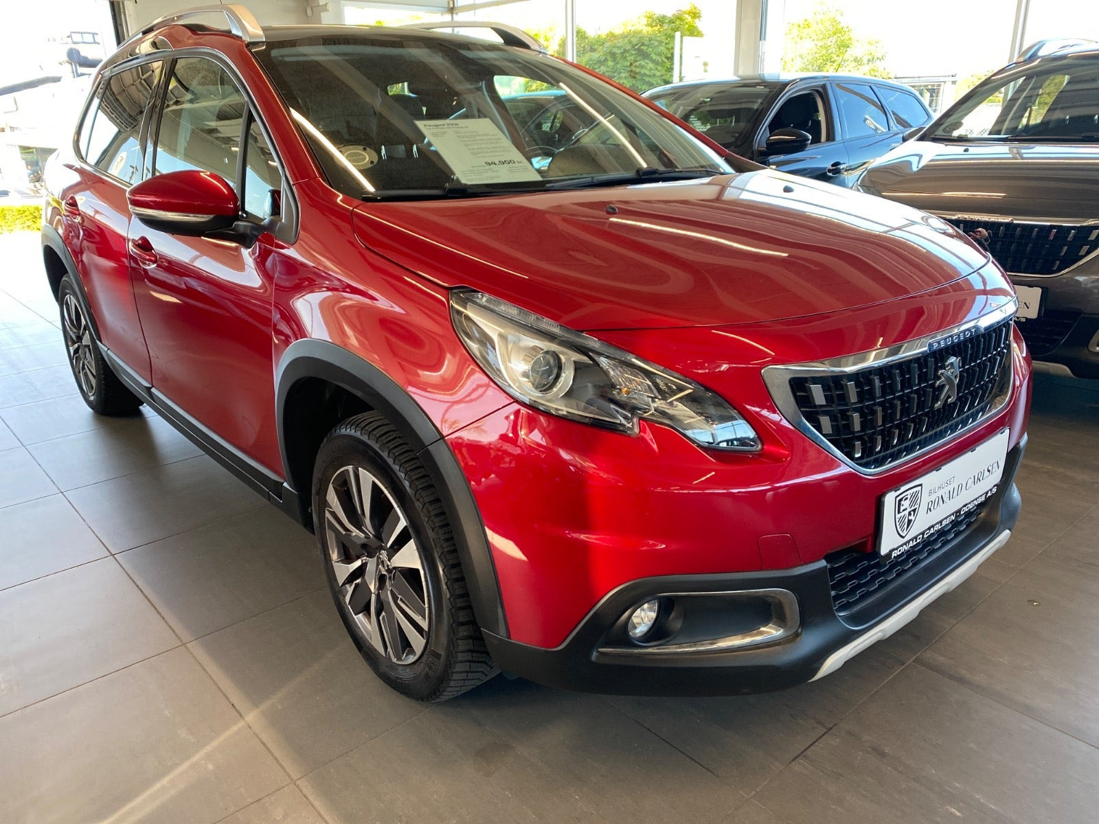 Rød Peugeot 2008 fra 2019