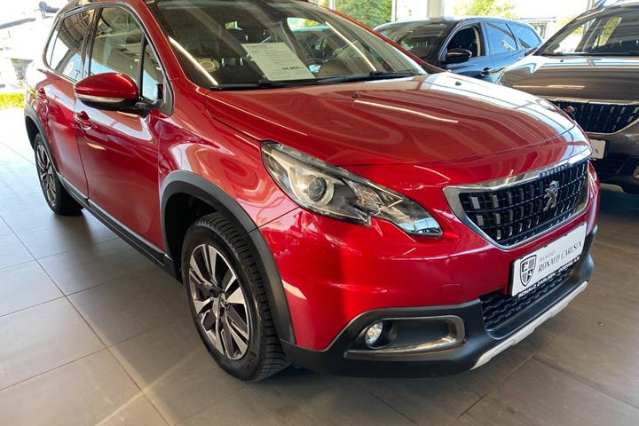 Rød Peugeot 2008 fra 2019
