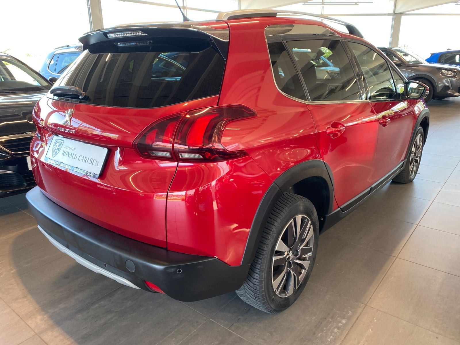 Rød Peugeot 2008 fra 2019